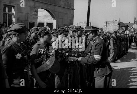 Goleniów, 1947-07. Sztafeta pod has³em - Szlakiem i Armii Wojska Polskiego, towarzysz¹ca obchodom Œwiêta Morza (dni Morza). NZ. przegl¹d oddzia³u poprzedzaj¹cy przemarsz przez miasto. po/gr PAP Dok³adny dzieñ wydarzenia nieustalony. Goleniow, Juli 1947. Eine Staffel unter dem Motto: Auf der Route der polnischen Armee von 1, die die Tage des Meeres begleiten. Im Bild: Eine Infanterieeinheit vor einem marsch durch die Stadt. po/gr PAP Stockfoto