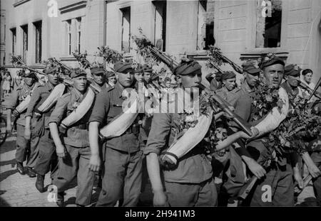 Goleniów, 1947-07. Sztafeta pod has³em - Szlakiem i Armii Wojska Polskiego, towarzysz¹ca obchodom Œwiêta Morza (dni Morza). NZ. oddzia³ piechoty maszeruje ulicami miasta. po/gr PAP Dok³adny dzieñ wydarzenia nieustalony. Goleniow, Juli 1947. Eine Staffel unter dem Motto: Auf der Route der polnischen Armee von 1, die die Tage des Meeres begleiten. Bild: Eine Infrantry-Einheit, die durch die Stadt marschiert. po/gr PAP Stockfoto