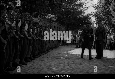 Goleniów, 1947-07. Sztafeta pod has³em - Szlakiem i Armii Wojska Polskiego, towarzysz¹ca obchodom Œwiêta Morza (dni Morza). NZ. zbiórka oddzia³u piechoty w Centrum miasta. po/gr PAP Dok³adny dzieñ wydarzenia nieustalony. Goleniow, Juli 1947. Eine Staffel unter dem Motto: Auf der Route der polnischen Armee von 1, die die Tage des Meeres begleiten. Im Bild: Eine Infanterieeinheit im Zentrum der Stadt. po/gr PAP Stockfoto