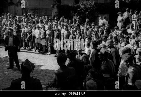 Goleniów, 1947-07. Sztafeta pod has³em - Szlakiem i Armii Wojska Polskiego, towarzysz¹ca obchodom Œwiêta Morza (dni Morza). NZ. zbiórka oddzia³u piechoty w Centrum miasta obserwowana przez miejscow¹ ludnoœæ. po/gr PAP Dok³adny dzieñ wydarzenia nieustalony. Goleniow, Juli 1947. Eine Staffel unter dem Motto: Auf der Route der polnischen Armee von 1, die die Tage des Meeres begleiten. Im Bild: Bewohner, die eine Infanterieeinheit im Zentrum der Stadt begleiten. po/gr PAP Stockfoto