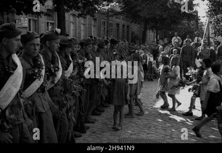 Goleniów, 1947-07. Sztafeta pod has³em - Szlakiem i Armii Wojska Polskiego, towarzysz¹ca obchodom Œwiêta Morza (dni Morza). NZ. Dziewczynki obdarowuj¹ ¿o³nierzy kwiatami podczas zbiórki oddzia³u piechoty w Centrum miasta. po/gr PAP Dok³adny dzieñ wydarzenia nieustalony. Goleniow, Juli 1947. Eine Staffel unter dem Motto: Auf der Route der polnischen Armee von 1, die die Tage des Meeres begleiten. Im Bild: Soldaten erhalten Blumen von lokalen Mädchen. po/gr PAP Stockfoto