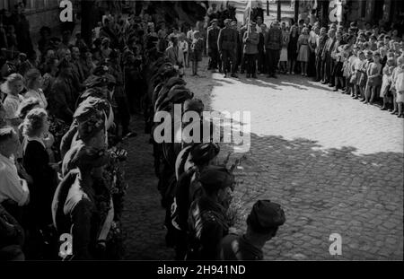 Goleniów, 1947-07. Sztafeta pod has³em - Szlakiem i Armii Wojska Polskiego, towarzysz¹ca obchodom Œwiêta Morza (dni Morza). NZ. zbiórka oddzia³u piechoty w Centrum miasta obserwowana przez miejscow¹ ludnoœæ. po/gr PAP Dok³adny dzieñ wydarzenia nieustalony. Goleniow, Juli 1947. Eine Staffel unter dem Motto: Auf der Route der polnischen Armee von 1, die die Tage des Meeres begleiten. Im Bild: Bewohner, die eine Infanterieeinheit im Zentrum der Stadt begleiten. po/gr PAP Stockfoto