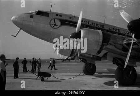 Warszawa, 1947-07. Samolot Polskich Linii Lotniczych LOT - Languedoc na lotnisku Okêcie przygotowywany do lotu. wb/gr PAP Dok³adny dzieñ wydarzenia nieustalony. Warschau, Juli 1947. Languedoc, das Flugzeug von LOT Polish Airlines am Warschauer Flughafen Okecie vor dem Start. wb/gr PAP Stockfoto