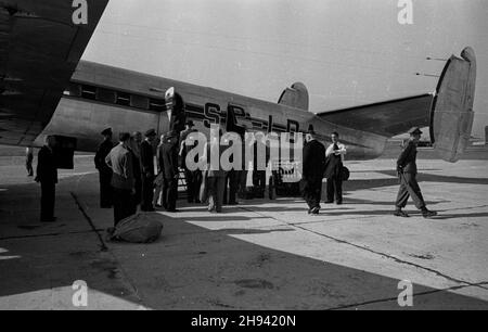 Warszawa, 1947-07. Pasa¿erowie wsiadaj¹ do samolotu Languedoc Polskich Linii Lotniczych LOT na lotnisku Okêcie. wb/gr PAP Dok³adny dzieñ wydarzenia nieustalony. Warschau, Juli 1947. Passagiere, die in Languedoc, dem Flugzeug von LOT Polish Airlines am Warschauer Flughafen Okecie, einsteigen. wb/gr PAP Stockfoto