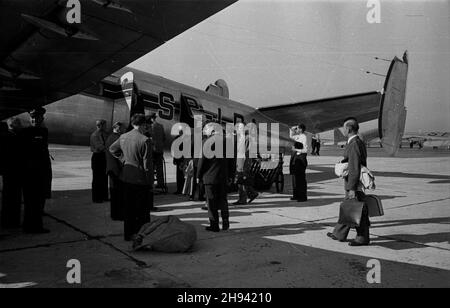 Warszawa, 1947-07. Pasa¿erowie wsiadaj¹ do samolotu Languedoc Polskich Linii Lotniczych LOT na lotnisku Okêcie. wb/gr PAP Dok³adny dzieñ wydarzenia nieustalony. Warschau, Juli 1947. Passagiere, die in Languedoc, dem Flugzeug von LOT Polish Airlines am Warschauer Flughafen Okecie, einsteigen. wb/gr PAP Stockfoto