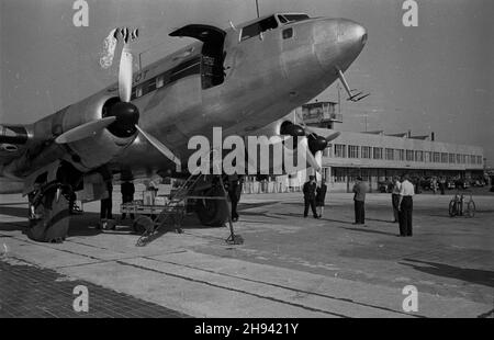 Warszawa, 1947-07. Samolot Polskich Linii Lotniczych LOT - Languedoc na lotnisku Okêcie przygotowywany do lotu. wb/gr PAP Dok³adny dzieñ wydarzenia nieustalony. Warschau, Juli 1947. Languedoc, das Flugzeug von LOT Polish Airlines am Warschauer Flughafen Okecie vor dem Start. wb/gr PAP Stockfoto
