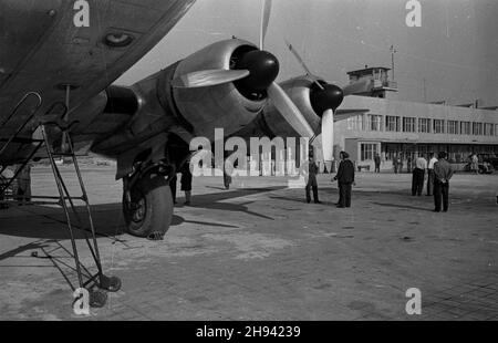 Warszawa, 1947-07. Samolot Polskich Linii Lotniczych LOT - Languedoc na lotnisku Okêcie przygotowywany do lotu. wb/gr PAP Dok³adny dzieñ wydarzenia nieustalony. Warschau, Juli 1947. Languedoc, das Flugzeug von LOT Polish Airlines am Warschauer Flughafen Okecie vor dem Start. wb/gr PAP Stockfoto