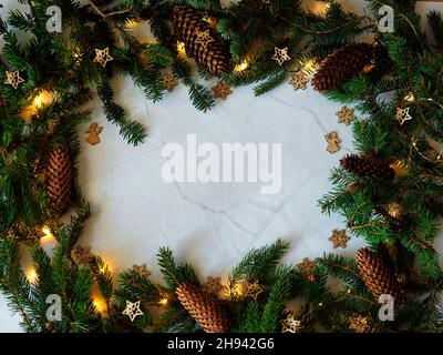 Weihnachtliche Einrichtung mit Zapfen, Sternen und Lichterketten Stockfoto