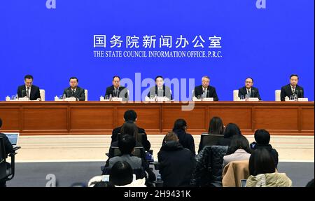 Peking, China. 4th Dez 2021. Eine Pressekonferenz mit dem Titel „China: Demokratie, die funktioniert“, wird vom Informationsbüro des Staatsrats in Peking, der Hauptstadt Chinas, am 4. Dezember 2021 abgehalten. Quelle: Li He/Xinhua/Alamy Live News Stockfoto