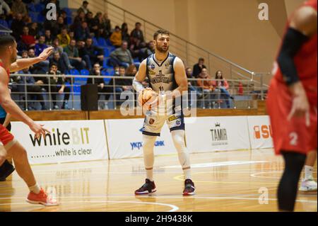 KHARKIV, UKRAINE - 3. DEZEMBER 2021: Das Basketballspiel der ukrainischen Windrose-Liga Kharkivski Sokoly gegen Krivbass. Foto mit Filmrauschen und -Verstärkung Stockfoto