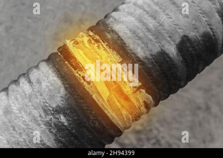 Gebrochenes Rohr einer undichten Leitung der Heizleitung beschädigte altes Industrierohr. Stockfoto