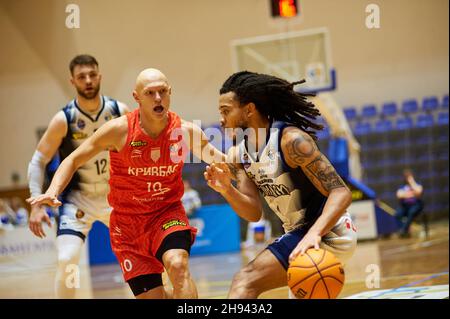 KHARKIV, UKRAINE - 3. DEZEMBER 2021: Das Basketballspiel der ukrainischen Windrose-Liga Kharkivski Sokoly gegen Krivbass. Foto mit Filmrauschen und -Verstärkung Stockfoto