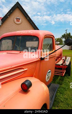 Phillips 66 Tankstelle von 1929 und Red 1940s Tankwagen auf der berühmten Route 66 in McLean, Texas, USA Stockfoto