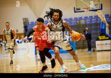 KHARKIV, UKRAINE - 3. DEZEMBER 2021: Das Basketballspiel der ukrainischen Windrose-Liga Kharkivski Sokoly gegen Krivbass. Foto mit Filmrauschen und -Verstärkung Stockfoto