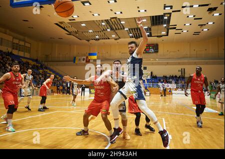 KHARKIV, UKRAINE - 3. DEZEMBER 2021: Das Basketballspiel der ukrainischen Windrose-Liga Kharkivski Sokoly gegen Krivbass. Foto mit Filmrauschen und -Verstärkung Stockfoto