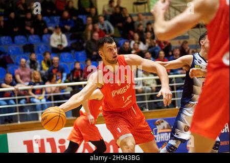 KHARKIV, UKRAINE - 3. DEZEMBER 2021: Das Basketballspiel der ukrainischen Windrose-Liga Kharkivski Sokoly gegen Krivbass. Foto mit Filmrauschen und -Verstärkung Stockfoto