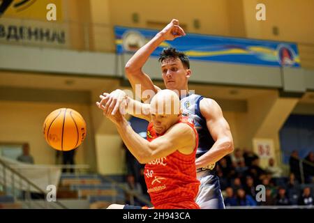 KHARKIV, UKRAINE - 3. DEZEMBER 2021: Das Basketballspiel der ukrainischen Windrose-Liga Kharkivski Sokoly gegen Krivbass. Foto mit Filmrauschen und -Verstärkung Stockfoto