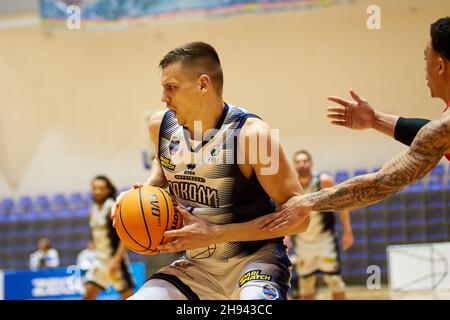 KHARKIV, UKRAINE - 3. DEZEMBER 2021: Das Basketballspiel der ukrainischen Windrose-Liga Kharkivski Sokoly gegen Krivbass. Foto mit Filmrauschen und -Verstärkung Stockfoto