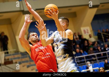 KHARKIV, UKRAINE - 3. DEZEMBER 2021: Das Basketballspiel der ukrainischen Windrose-Liga Kharkivski Sokoly gegen Krivbass. Foto mit Filmrauschen und -Verstärkung Stockfoto