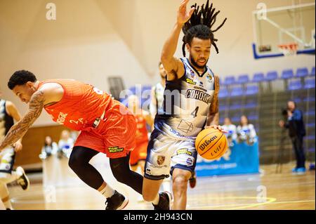 KHARKIV, UKRAINE - 3. DEZEMBER 2021: Das Basketballspiel der ukrainischen Windrose-Liga Kharkivski Sokoly gegen Krivbass. Foto mit Filmrauschen und -Verstärkung Stockfoto