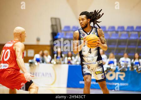 KHARKIV, UKRAINE - 3. DEZEMBER 2021: Das Basketballspiel der ukrainischen Windrose-Liga Kharkivski Sokoly gegen Krivbass. Foto mit Filmrauschen und -Verstärkung Stockfoto