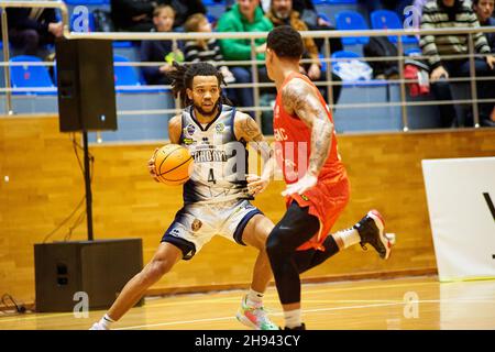 KHARKIV, UKRAINE - 3. DEZEMBER 2021: Das Basketballspiel der ukrainischen Windrose-Liga Kharkivski Sokoly gegen Krivbass. Foto mit Filmrauschen und -Verstärkung Stockfoto