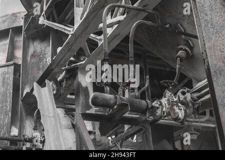 Altes Rohrleitungssystem und Verteilungseinheit mit Rohren für Industrieanlagen mit flüssigen chemischen Brennstoffen. Stockfoto