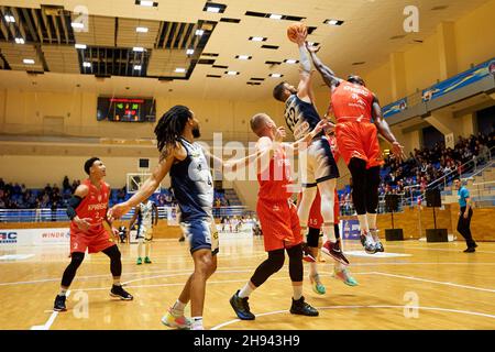 KHARKIV, UKRAINE - 3. DEZEMBER 2021: Das Basketballspiel der ukrainischen Windrose-Liga Kharkivski Sokoly gegen Krivbass. Foto mit Filmrauschen und -Verstärkung Stockfoto