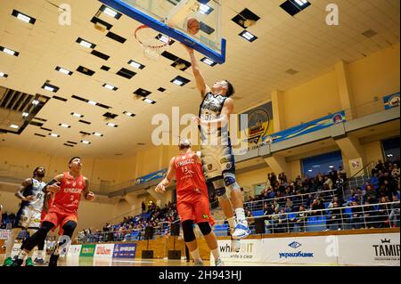 KHARKIV, UKRAINE - 3. DEZEMBER 2021: Das Basketballspiel der ukrainischen Windrose-Liga Kharkivski Sokoly gegen Krivbass. Foto mit Filmrauschen und -Verstärkung Stockfoto