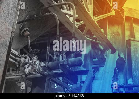 Altes Rohrleitungssystem und Verteilungseinheit mit Rohren für Industrieanlagen mit flüssigen chemischen Brennstoffen. Stockfoto