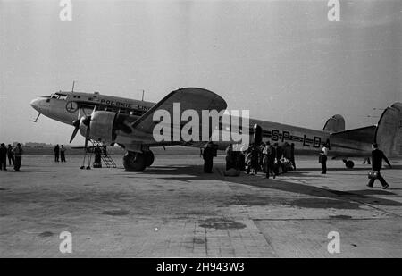Warszawa, 1947-07. Pasa¿erowie wsiadaj¹ do samolotu Languedoc Polskich Linii Lotniczych LOT na lotnisku Okêcie. wb/gr PAP Dok³adny dzieñ wydarzenia nieustalony. Warschau, Juli 1947. Passagiere, die in Languedoc, dem Flugzeug von LOT Polish Airlines am Warschauer Flughafen Okecie, einsteigen. wb/gr PAP Stockfoto