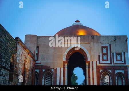 Alte Architektur in der Nähe von qutub Minar Stockfoto