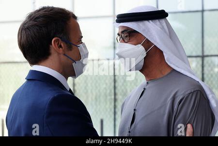 Dubai, VAE. 03rd Dez 2021. Der französische Präsident Emmanuel Macron (L) wird am ersten Tag seiner Golfreise am 3. Dezember 2021 von Abu Dhabis Kronprinz Mohammed bin Zayed al-Nahyan auf der Dubai Expo begrüßt. Foto von Thomas Samson/Pool/ABACAPRESS.COM Quelle: Abaca Press/Alamy Live News Stockfoto