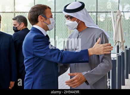 Dubai, VAE. 03rd Dez 2021. Der französische Präsident Emmanuel Macron (L) wird am ersten Tag seiner Golfreise am 3. Dezember 2021 von Abu Dhabis Kronprinz Mohammed bin Zayed al-Nahyan auf der Dubai Expo begrüßt. Foto von Thomas Samson/Pool/ABACAPRESS.COM Quelle: Abaca Press/Alamy Live News Stockfoto