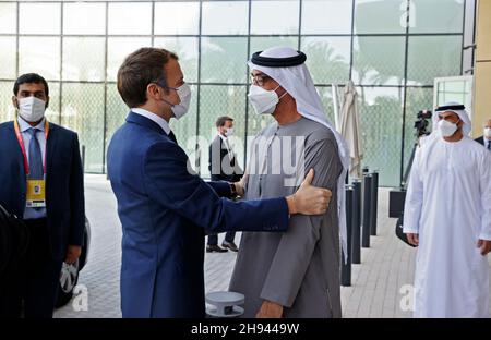 Dubai, VAE. 03rd Dez 2021. Der französische Präsident Emmanuel Macron (L) wird am ersten Tag seiner Golfreise am 3. Dezember 2021 von Abu Dhabis Kronprinz Mohammed bin Zayed al-Nahyan auf der Dubai Expo begrüßt. Foto von Thomas Samson/Pool/ABACAPRESS.COM Quelle: Abaca Press/Alamy Live News Stockfoto