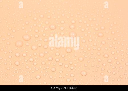 Kosmetisches Pastellkonzept. Wassertropfen auf beigem Hintergrund Stockfoto