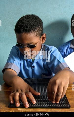 (211204) -- YAOUNDE, 4. Dezember 2021 (Xinhua) -- Ein blinder Junge lernt im Rehabilitationsklub für blinde Jugendliche in Yaounde, Kamerun, am 29. November 2021 Braille-Alphabet. Menschen mit Behinderungen in Kamerun folgen verschiedenen Ausbildungs- und Sozialprogrammen in Institutionen wie der Fachschule für hörgeschädigte Kinder und dem Rehabilitationsklub für blinde Jugendliche, die ihnen helfen, sich wieder in die Gemeinschaft zu integrieren. Es gibt schätzungsweise 3,5 Millionen Menschen mit Behinderungen in Kamerun, und die Regierung war entschlossen, ihr Wohlergehen in der Gesellschaft zu gewährleisten, so der Sozialminister des Landes, Pa Stockfoto