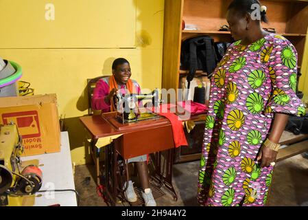 (211204) -- YAOUNDE, 4. Dezember 2021 (Xinhua) -- Ein junger Blinder wird am 29. November 2021 im Rehabilitationsklub für blinde Jugendliche in Yaounde, Kamerun, im Nähen ausgebildet. Menschen mit Behinderungen in Kamerun folgen verschiedenen Ausbildungs- und Sozialprogrammen in Institutionen wie der Fachschule für hörgeschädigte Kinder und dem Rehabilitationsklub für blinde Jugendliche, die ihnen helfen, sich wieder in die Gemeinschaft zu integrieren. Es gibt schätzungsweise 3,5 Millionen Menschen mit Behinderungen in Kamerun, und die Regierung war entschlossen, ihr Wohlergehen in der Gesellschaft zu gewährleisten, so der Sozialminister des Landes, P Stockfoto