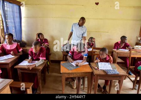 (211204) -- YAOUNDE, 4. Dezember 2021 (Xinhua) -- Gehörlose Schüler besuchen die Bildungsklasse an der Fachschule für hörgeschädigte Kinder in Yaounde, Kamerun, 26. November 2021. Menschen mit Behinderungen in Kamerun folgen verschiedenen Ausbildungs- und Sozialprogrammen in Institutionen wie der Fachschule für hörgeschädigte Kinder und dem Rehabilitationsklub für blinde Jugendliche, die ihnen helfen, sich wieder in die Gemeinschaft zu integrieren. Es gibt schätzungsweise 3,5 Millionen Menschen mit Behinderungen in Kamerun, und die Regierung war entschlossen, ihr Wohlergehen in der Gesellschaft zu gewährleisten, so der Minister des Landes Stockfoto