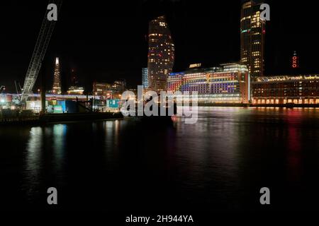 South Bank of the River Thames by Blackfriars Bridge, London, England, in der Nacht. Stockfoto