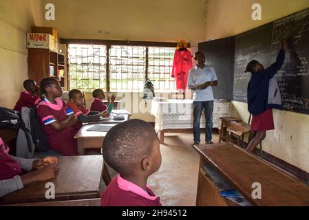 (211204) -- YAOUNDE, 4. Dezember 2021 (Xinhua) -- Gehörlose Schüler besuchen die Bildungsklasse an der Fachschule für hörgeschädigte Kinder in Yaounde, Kamerun, 26. November 2021. Menschen mit Behinderungen in Kamerun folgen verschiedenen Ausbildungs- und Sozialprogrammen in Institutionen wie der Fachschule für hörgeschädigte Kinder und dem Rehabilitationsklub für blinde Jugendliche, die ihnen helfen, sich wieder in die Gemeinschaft zu integrieren. Es gibt schätzungsweise 3,5 Millionen Menschen mit Behinderungen in Kamerun, und die Regierung war entschlossen, ihr Wohlergehen in der Gesellschaft zu gewährleisten, so der Minister des Landes Stockfoto