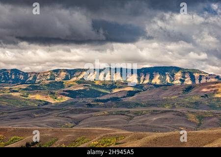 Sturmwolken über der Sublette Range, Blick von FR 10162 (Big Spring Backway), Tunp Range, Bridger Teton National Forest, Wyoming, USA Stockfoto