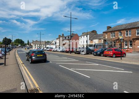 Dumfries, Schottland - 24th 2021. Juli: Die Straße A781 am White Sands in Dumfries an einem Sommertag, Schottland Stockfoto