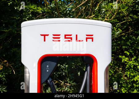 Abington, Schottland - Juli 25th 2021: Nahaufnahme eines Tesla Electric Fahrzeugs, Super Charging Point Stockfoto