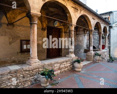 Eingang der Kirche Santa Maria della Neve oder Santa Maria Maggiore in Sirmione, Italien mit Portico oder Arkade Stockfoto