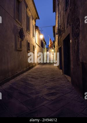 Montalcino Altstadt Moody, dunkle Gasse bei Nacht in der Toskana, Italien Stockfoto