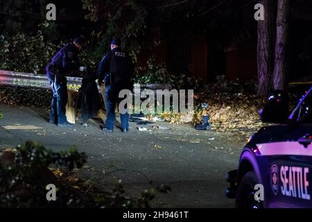 Seattle, USA. 3 Dez 2021. Die Polizei reagierte auf eine Schießerei in der Nähe des Kobe Terrace Park im Viertel Pioneer Square kurz nach 11:00pm Uhr. Eine Person wurde angeschossen und ins Harbour View Krankenhaus gebracht. Seattle hat seit dem Treffer von Covid-19 eine erhebliche Zunahme an Gewaltverbrechen einschließlich Erschießungen zu beklagen. Stadtführer kämpfen darum, Touristen und Arbeiter wieder in die Stadt zu holen, nachdem Unternehmen umgezogen sind, um eine dauerhafte Arbeit von zu Hause aus zu ermöglichen und viele Bewohner außerhalb der Stadt umgezogen sind. Quelle: James Anderson/Alamy Live News Stockfoto