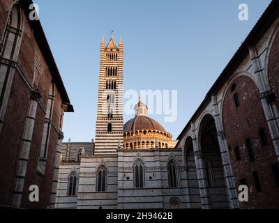 Duomo die Siena Kathedrale Turm und Kuppel Außenansicht oder Cattedrale Metropolitana di Santa Maria Assunta an einem Sommermorgen Stockfoto