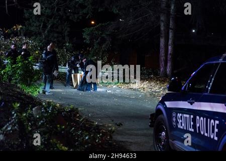 Seattle, USA. 3 Dez 2021. Die Polizei reagierte auf eine Schießerei in der Nähe des Kobe Terrace Park im Viertel Pioneer Square kurz nach 11:00pm Uhr. Eine Person wurde angeschossen und ins Harbour View Krankenhaus gebracht. Seattle hat seit dem Treffer von Covid-19 eine erhebliche Zunahme an Gewaltverbrechen einschließlich Erschießungen zu beklagen. Stadtführer kämpfen darum, Touristen und Arbeiter wieder in die Stadt zu holen, nachdem Unternehmen umgezogen sind, um eine dauerhafte Arbeit von zu Hause aus zu ermöglichen und viele Bewohner außerhalb der Stadt umgezogen sind. Quelle: James Anderson/Alamy Live News Stockfoto