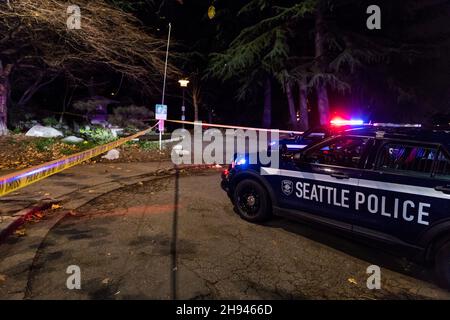 Seattle, USA. 3 Dez 2021. Die Polizei reagierte auf eine Schießerei in der Nähe des Kobe Terrace Park im Viertel Pioneer Square kurz nach 11:00pm Uhr. Eine Person wurde angeschossen und ins Harbour View Krankenhaus gebracht. Seattle hat seit dem Treffer von Covid-19 eine erhebliche Zunahme an Gewaltverbrechen einschließlich Erschießungen zu beklagen. Stadtführer kämpfen darum, Touristen und Arbeiter wieder in die Stadt zu holen, nachdem Unternehmen umgezogen sind, um eine dauerhafte Arbeit von zu Hause aus zu ermöglichen und viele Bewohner außerhalb der Stadt umgezogen sind. Quelle: James Anderson/Alamy Live News Stockfoto